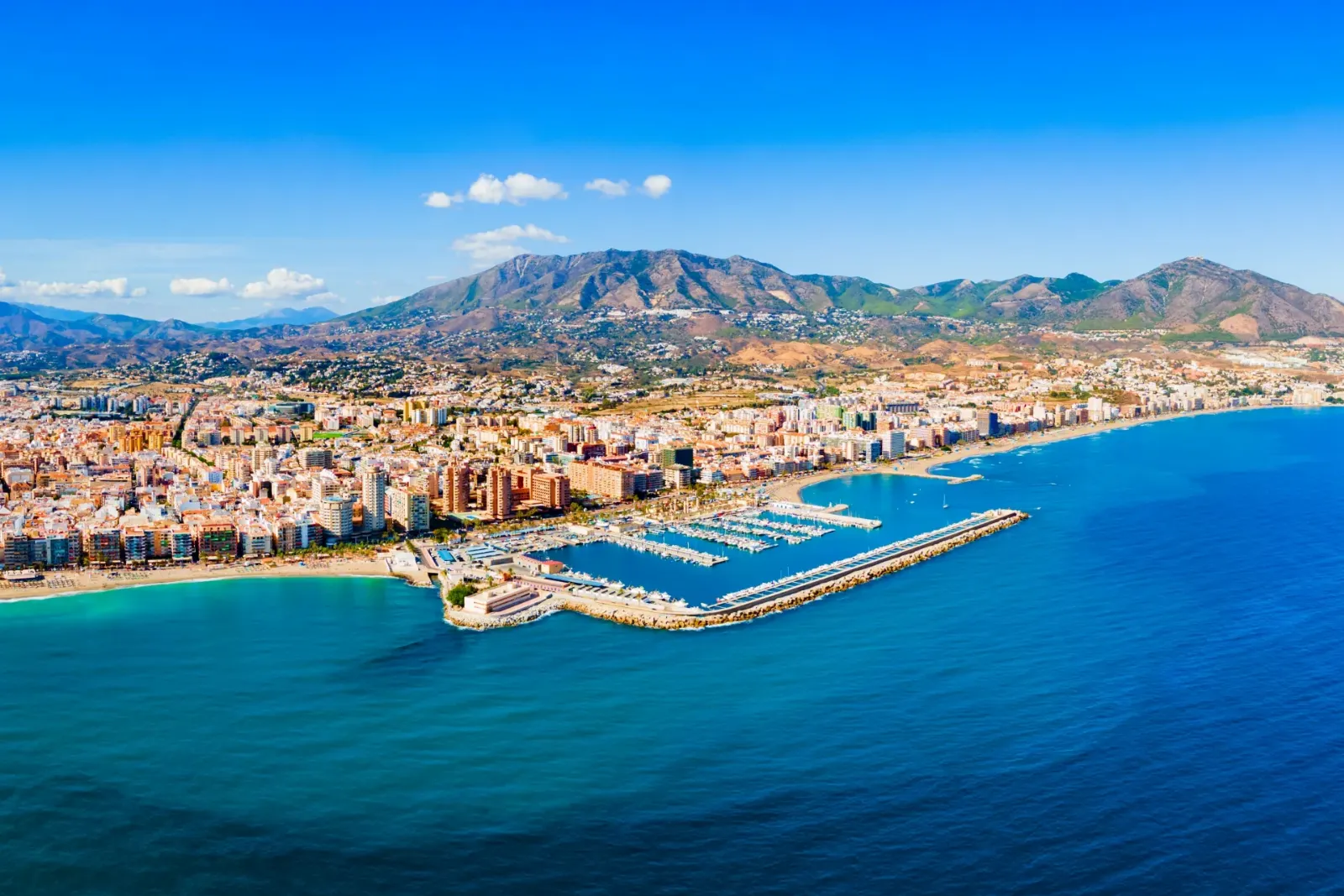 Vue a&eacute;rienne du port de plaisance de Fuengirola, de ses plages et de ses immeubles en bord de mer, avec les montagnes en arri&egrave;re-plan