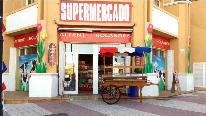 The Attent Holandés supermercado in San Pedro, cow murals and the Dutch cart out front
