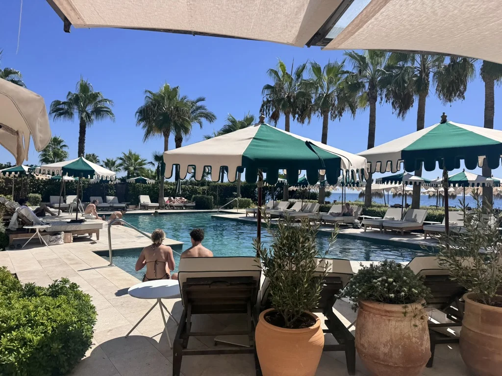 M&auml;nniskor som njuter av maten p&aring; en poolklubb i Marbella som heter Barbillon
