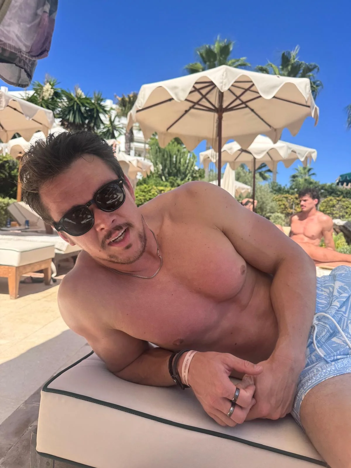 M&auml;nniskor som njuter av maten p&aring; en poolklubb i Marbella som heter Barbillon