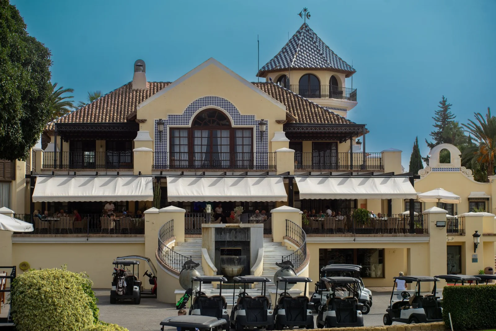 Hacienda Los Naranjos, the clubhouse and its restaurant terrace at Los Naranjos Golf Club in Nueva Andalucía