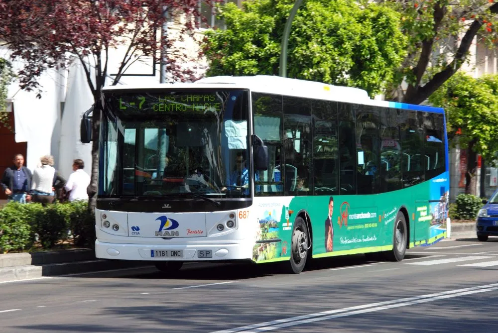 Der lokale Bus in Marbella auf der Linie L-7 nach Las Chapas f&auml;hrt eine von B&auml;umen ges&auml;umte Stra&szlig;e entlang
