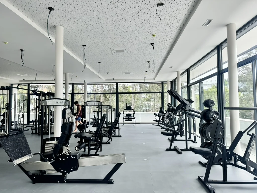 Los Naranjos Padel Club &middot; Marbella 的健身房/网球/帕德尔